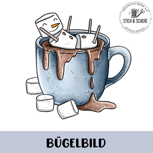 Blaue Tasse mit heißer Schokolade; Schokosauce läuft über den Rand. Oben liegen lächelnde Marshmallows, einer mit Karottennase und Holzstäbchenarmen wie ein Schneemann – Bügelbild auf weißem Hintergrund.