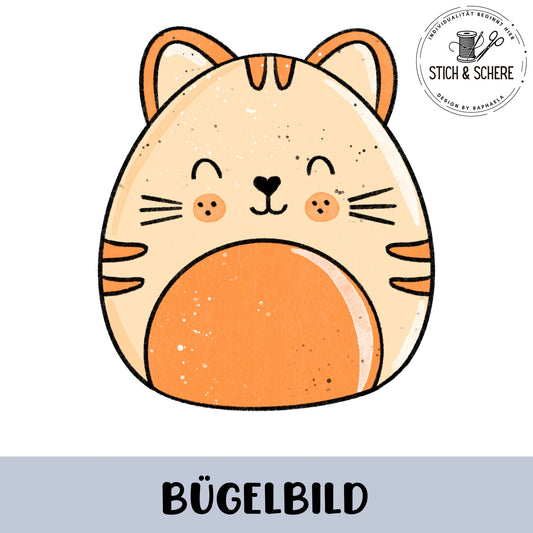 „Freigestelltes Bügelbild: rundliche orange-beige Katze mit kleinen Ohren, Streifen an den Seiten, runden Wangenpunkten und lächelndem Gesicht; kindliche Illustration.“