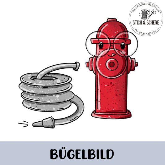 „Freigestelltes Bügelbild: roter Hydrant mit freundlichem Gesicht und runder Brille, daneben ein aufgerollter grauer Feuerwehrschlauch mit Düse; kindliche Illustration.“