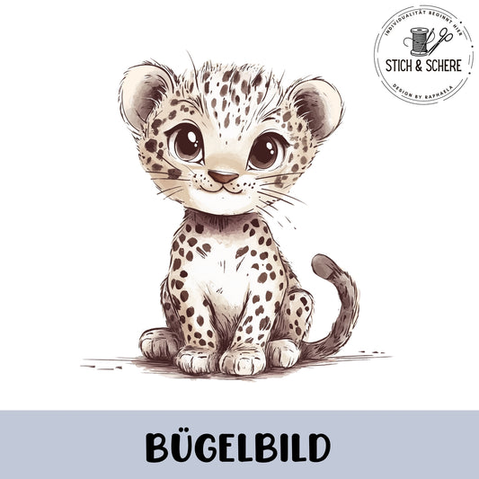 Detailaufnahme des Leoparden-Bügelmotivs auf handgemachter Kleidung.