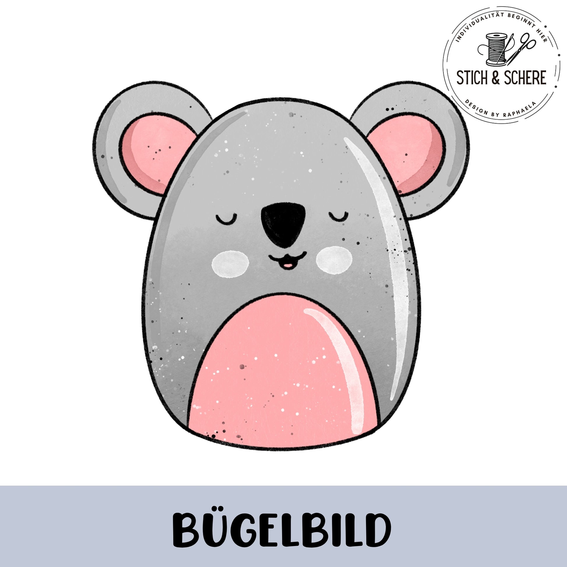 „Freigestelltes Bügelbild: rundlicher grauer Koala mit rosa Ohren und rosafarbenem Bauch, geschlossene Augen, lächelndes Gesicht; kindliche Illustration.“