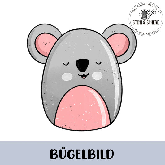„Freigestelltes Bügelbild: rundlicher grauer Koala mit rosa Ohren und rosafarbenem Bauch, geschlossene Augen, lächelndes Gesicht; kindliche Illustration.“