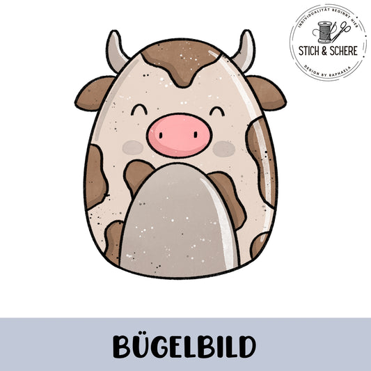 „Freigestelltes Bügelbild: rundliche beige Kuh mit braunen Flecken, rosa Schnauze, kleinen Hörnern und freundlichem Gesicht; kindliche Illustration.“