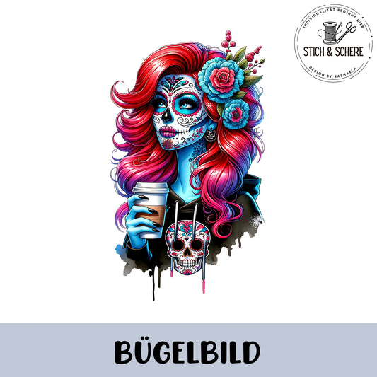 Detailreiches Bügelbild mit moderner La Catrina mit pinken Haaren, Blumen und Coffee-to-go-Becher in kräftigen Farben.