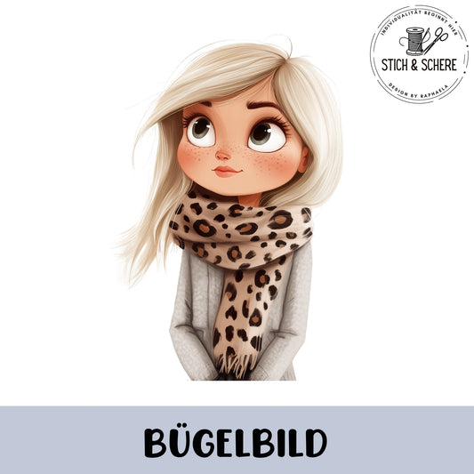 Glitzer-Bügelbild „Leo Girl“ – Illustration eines Mädchens mit blondem Haar und Leo-Schal auf weißem Hintergrund, Produktdarstellung von Stich & Schere