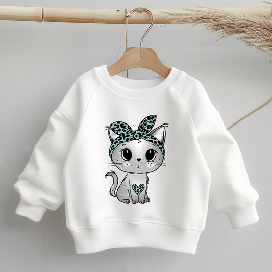 Leo Kitty Bügelbild von Katzengold-Designs auf weißem Kinderpullover als Anwendungsbeispiel