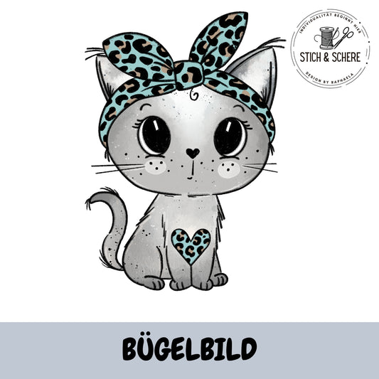 Bügelbild Leo Kitty von Katzengold-Designs – niedliche Katze mit gemustertem Stirnband und Herzdetail