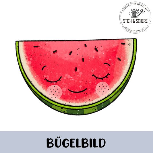 Freigestelltes Produktbild eines Bügelbilds: halbe Wassermelone mit geschlossenen Augen und Wangen, pinkes Fruchtfleisch mit schwarzen Kernen, dunkelgrüne Schale.