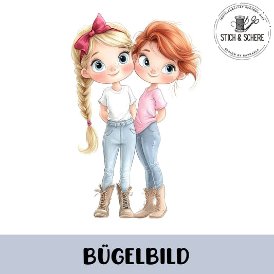 Bügelbild mit zwei liebevoll illustrierten Mädchen im Aquarellstil, die eng nebeneinander stehen.