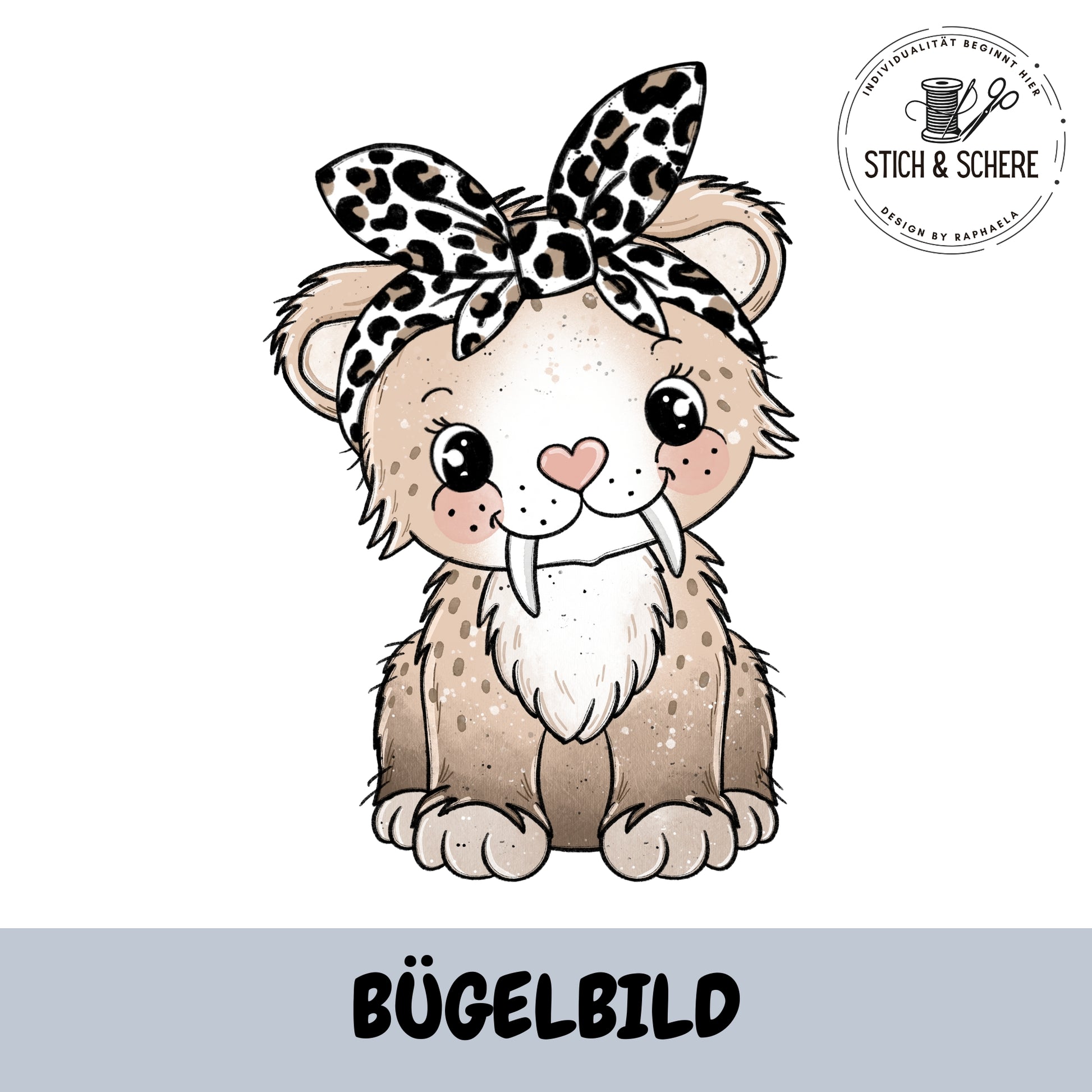 Bügelbild „Säberline der Säbeltiger mit Stirnband“: süßer, sitzender Säbeltiger in Beige/Braun mit Leo-Stirnband, schwarze Konturen; Logo oben rechts; unten grauer Balken mit Schrift „BÜGELBILD“.