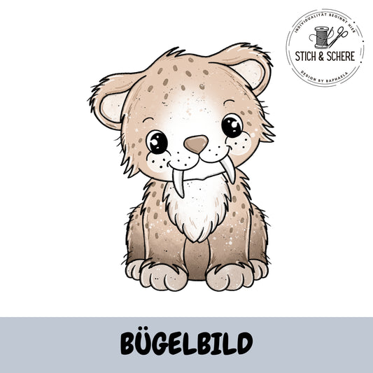 Mockup: Bügelbild „Säbi der Säbelzahntiger“ – sitzender, freundlicher Säbelzahntiger in Beige/Braun mit weißen Stoßzähnen; kindliche Illustration; oben rechts Logo „Stich & Schere“, unten graue Leiste mit Schrift „BÜGELBILD“.
