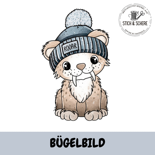 Mockup: Bügelbild „Säbi der Säbelzahntiger mit Mütze“ – sitzender Säbelzahntiger in Beige/Braun, blaue Strickmütze mit Bommel & „ROOAR“-Patch; oben rechts Logo „Stich & Schere“, unten graue Leiste mit Schrift „BÜGELBILD“.