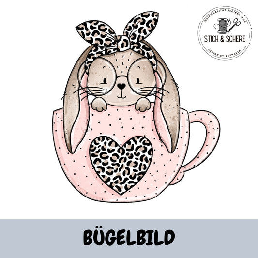 Bügelbild Schlappohrlein mit Brille – Häschen mit Leoparden-Haarband in rosa Tasse mit Leo-Herz – Katzengold-Designs