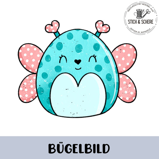 „Freigestelltes Bügelbild: türkisfarbener, runder Schmetterling mit rosa, weiß gepunkteten Flügeln, Herz-Fühlern und lächelndem Gesicht; kindliche Illustration.“