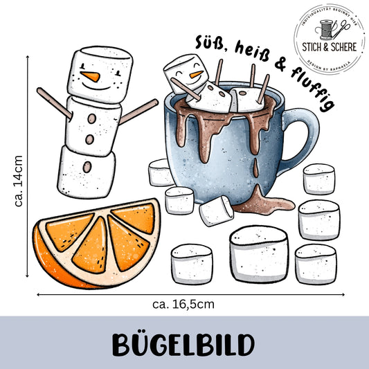 Bogen mit Wintermotiven: blaugraue Tasse voller heißer Schokolade, darauf liegende Marshmallows; links daneben steht ein lächelnder Marshmallow-Schneemann, unten eine Orangenscheibe und mehrere einzelne Marshmallows; Schriftzug „Süß, heiß & fluffig“.