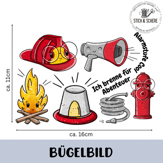„Freigestelltes Bügelbild-Set ‚Fire Time‘ (ca. 16×11 cm): roter Feuerwehrhelm mit Gesicht, graues Megafon, gelb-orange Flamme über Holz, graue Sirenenleuchte, aufgerollter Schlauch und roter Hydrant; Schriftzüge ‚Alarmstufe‘ und ‚Ich brenne für Abenteuer‘.“
