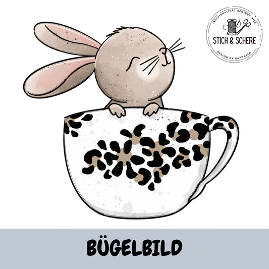 Bügelbild Tassenhase Katzengold-Designs – Hase mit geschlossenen Augen in Leo-Tasse – 10 oder 15 cm