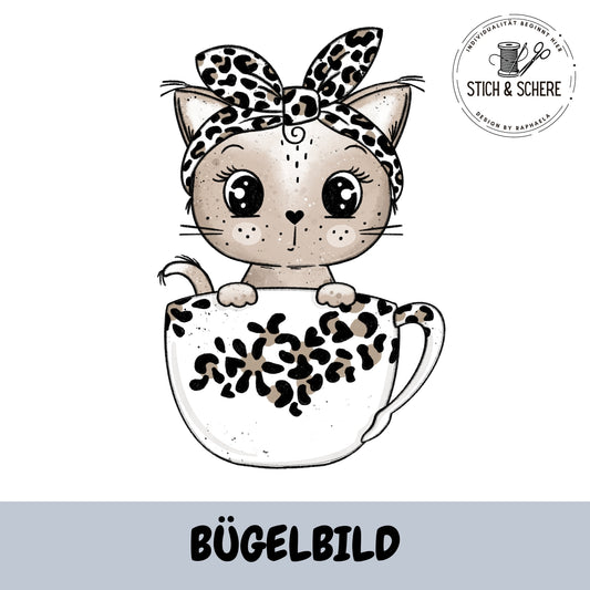 Tassenkitty mit Leo-Schleife in weißer Tasse mit Herz – Bügelbild von Katzengold-Designs