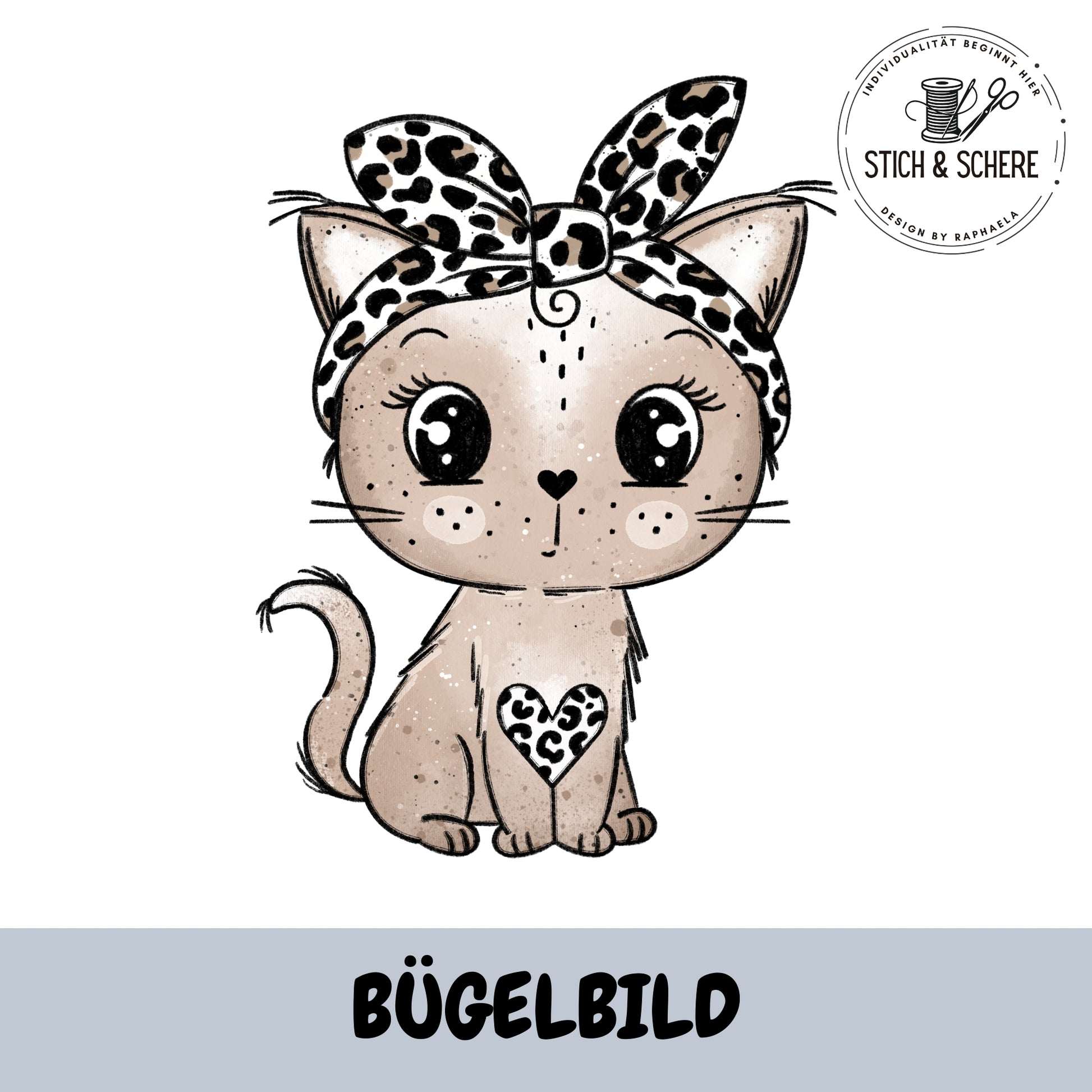 Tassenkitty sitzend mit Leo-Herz auf der Brust – Bügelbild von Katzengold-Designs