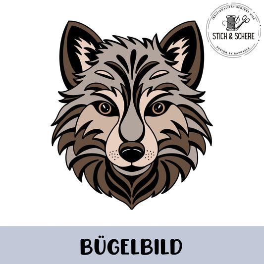 „Freigestelltes Bügelbild: frontal gezeichneter Wolfskopf in Braun- und Grautönen mit detaillierter Fellstruktur und klaren Konturen.“