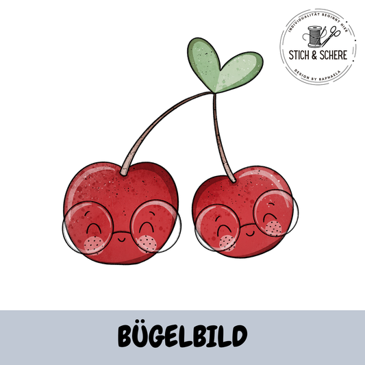 Cherrys Bügelbild – zwei süße rote Kirschen mit großer runder Brille und grünem Herzblatt von Katzengold Designs
