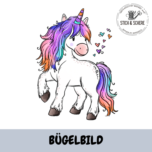 Einhorntraum Bügelbild – stehendes weißes Einhorn mit bunter Mähne, Schweif und kleinen Herzen von Katzengold Designs