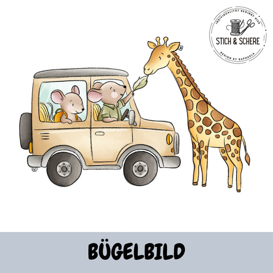 Bügelbild „Mäusesafari“ mit zwei kleinen Mäusen im Geländewagen, die eine Giraffe füttern, im liebevollen Aquarellstil