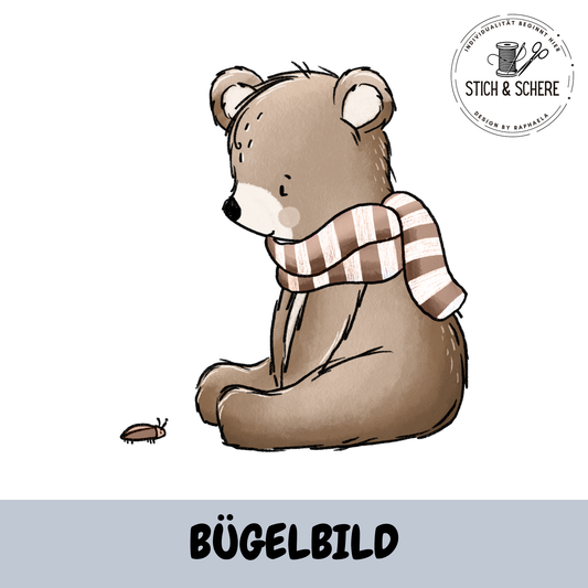 Waldtier Team Bügelbild – sitzender brauner Bär mit gestreiftem Schal von Katzengold Designs