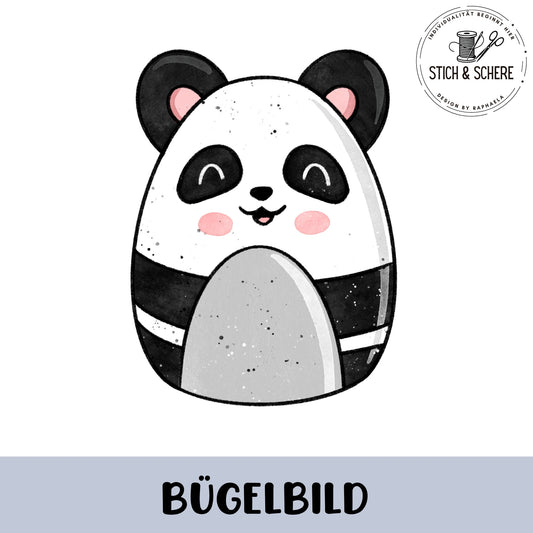 „Freigestelltes Bügelbild: rundlicher Panda in Schwarz-Weiß mit rosa Wangen und freundlichem Gesicht; kindliche Illustration.“