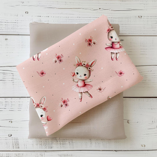 Bunny Ballerina – rosa Kinderstoff mit süßem Hasen im Ballett-Tutu als Meterware.