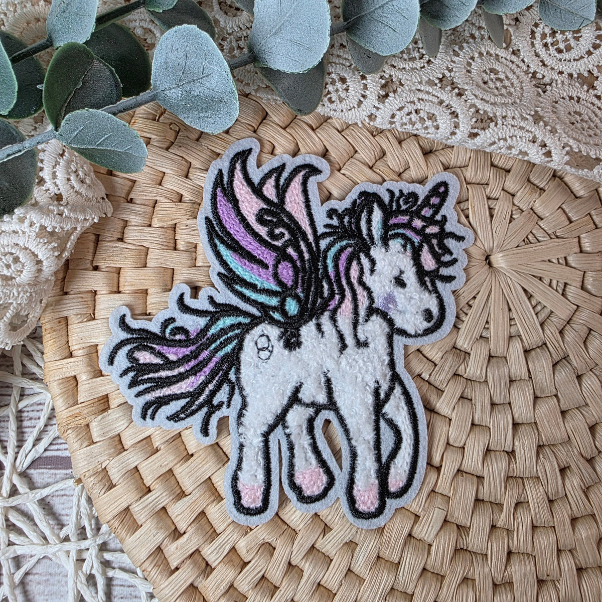 Chenille Patch Einhornzeit von Katzengold-Design – geflügeltes Einhorn in Rosa, Lila und Türkis, ca. 10 cm