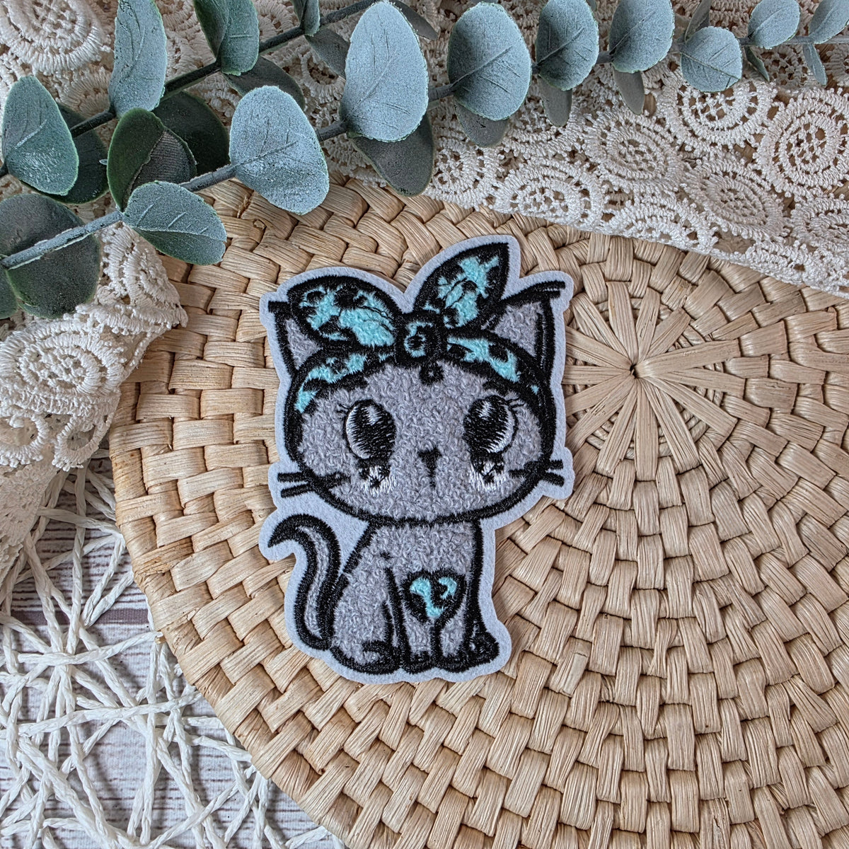 Chenille Patch Leo Kitty von Katzengold-Design – graue Katze mit türkisfarbener Leo-Schleife, ca. 10 cm