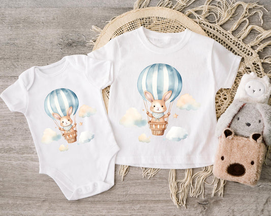 Hochwertiges Bügelbild Hase im Heißluftballon für DIY Baby- & Kinderkleidung.