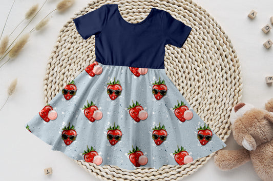Kinder-Drehkleid mit jeansblauem Oberteil und Erdbeer-Rock aus Bio-Baumwolle.