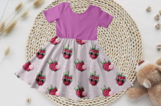 Kinder-Drehkleid mit hellviolettem Oberteil und fruchtigem Himbeerrock.