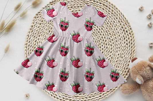 Kinder-Drehkleid mit roséfarbenem Bio-Jersey-Oberteil und buntem Himbeer-Print.