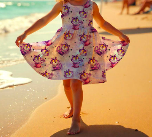 Verspieltes Kinderkleid mit lila-pinkem Grinsekater-Print – nachhaltig gefertigt und ideal zum Drehen und Toben.