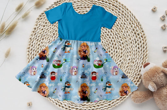 Kinder-Drehkleid mit azurblauem Oberteil und abenteuerlichem Tier-Print.