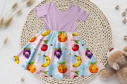Kinderkleid mit lavendelfarbenem Oberteil und buntem Obst-Rock.