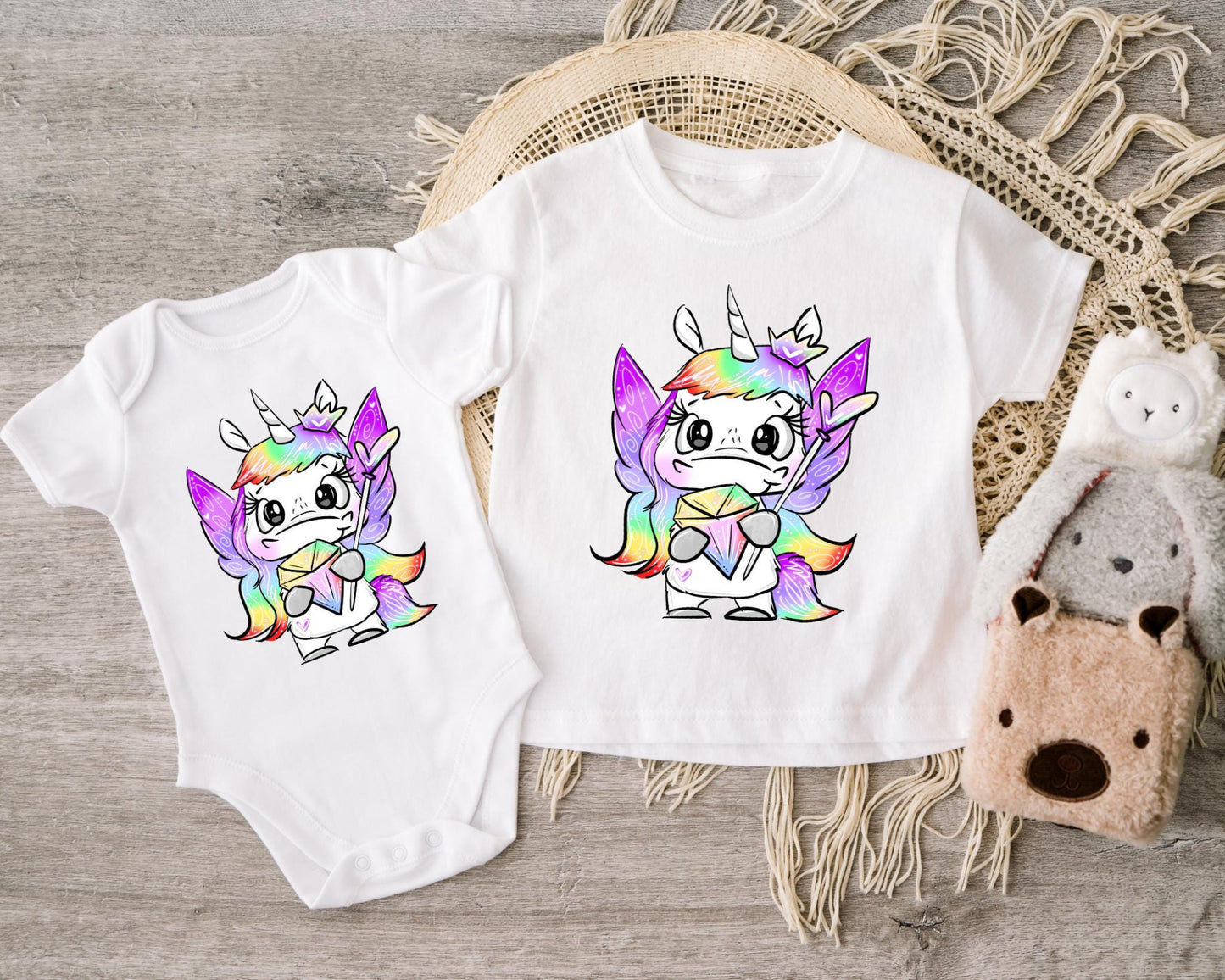 Bügelbild Einhornkönigin mit magischem Regenbogen-Motiv auf Babybody und T-Shirt.