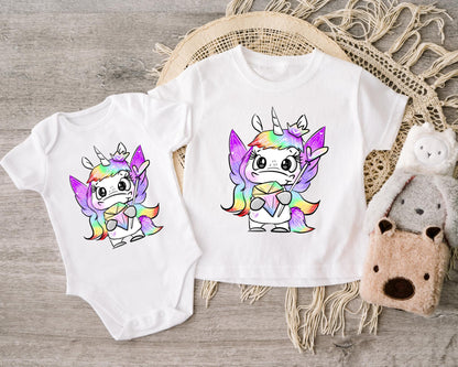 Bügelbild Einhornkönigin mit magischem Regenbogen-Motiv auf Babybody und T-Shirt.