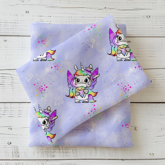 Kinderstoff "Einhornkönigin" in Flieder mit niedlichem Einhornmotiv und Regenbogenfarben – perfekt für Jersey & French Terry.