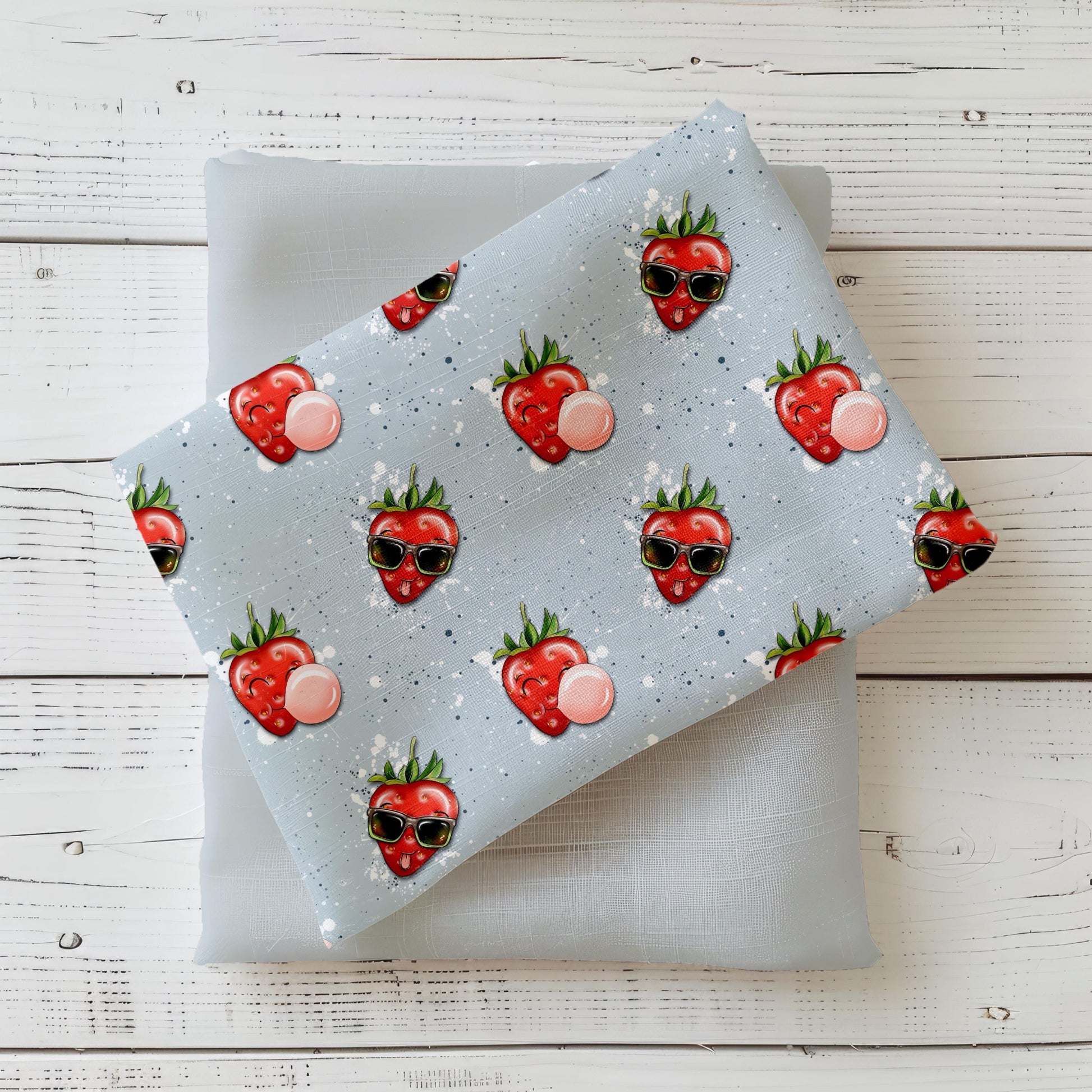 Freche Erdbeere Kinderstoff mit Erdbeeren mit Sonnenbrille & Kaugummiblase auf Blau.