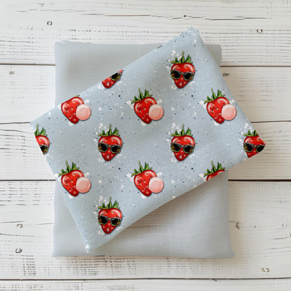Freche Erdbeere Kinderstoff mit Erdbeeren mit Sonnenbrille & Kaugummiblase auf Blau.