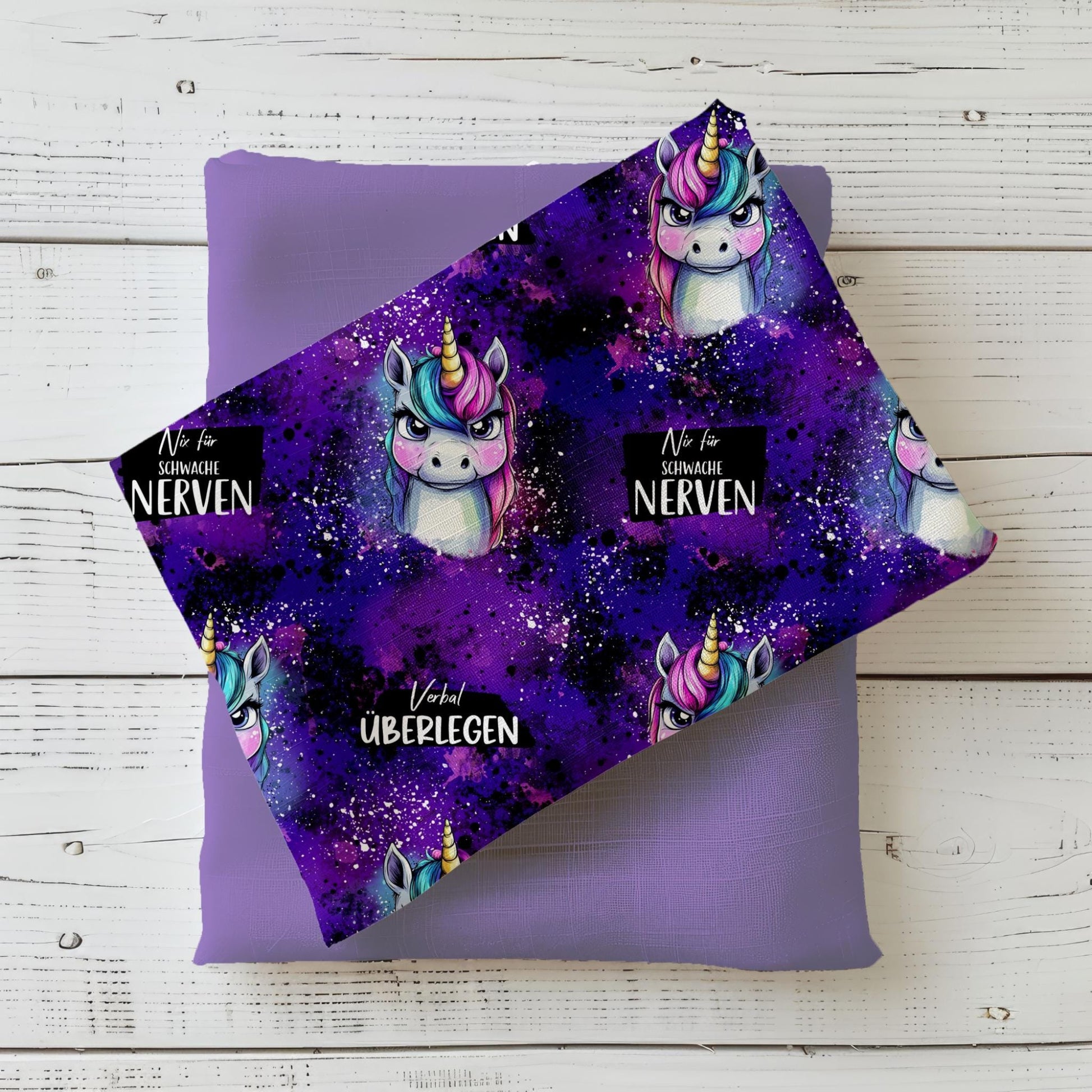 Kinderstoff "Grumpycorn – Lila" Meterware aus Jersey & French Terry mit frechem Einhorn-Motiv.