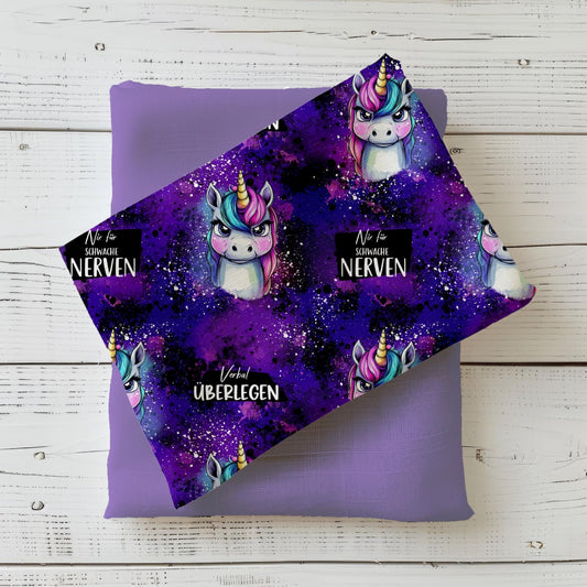 Kinderstoff "Grumpycorn – Lila" Meterware aus Jersey & French Terry mit frechem Einhorn-Motiv.
