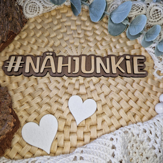 Nähleidenschaft pur – #NÄHJUNKIE
Der Holz-Hashtag #NÄHJUNKIE bringt deine Liebe zum Nähen perfekt zum Ausdruck.
Mit 16 x 3 cm ideal für Flatlays, Social Media & deine Nähzimmer-Deko.