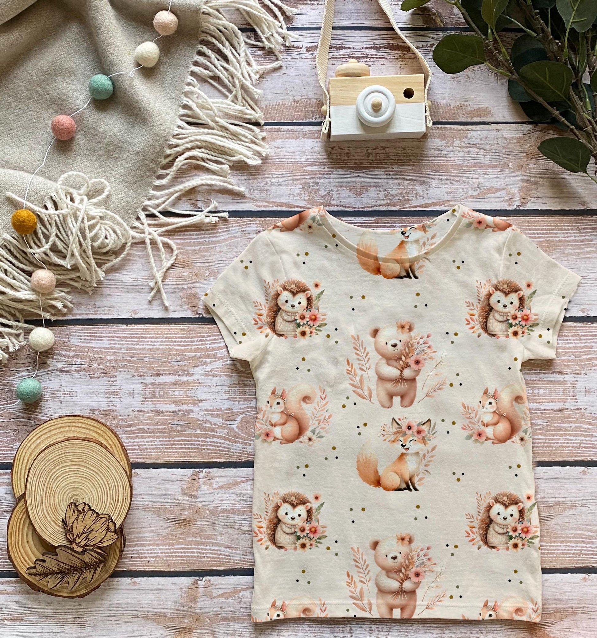 „Boho Waldtiere“ Kinderstoff – weicher, atmungsaktiver Stoff mit niedlichen Waldbewohnern in Boho-Optik. 