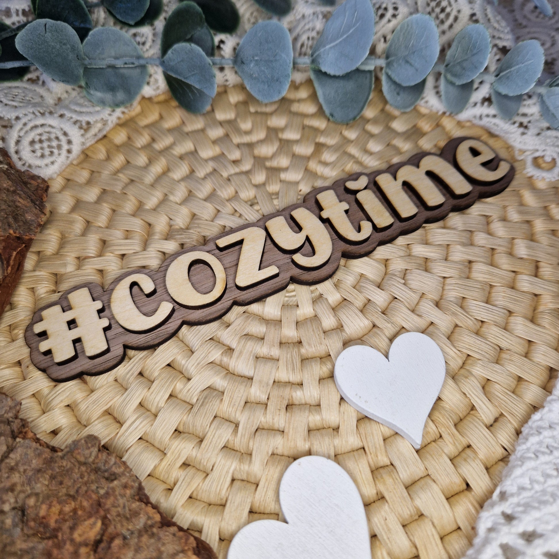 Gemütlichkeit pur – #COZYTIME aus Holz
🍂 Dein Statement für gemütliche Stunden: Der dekorative Holzschriftzug #COZYTIME passt perfekt zu herbstlichen Abenden, Lesestunden und Kaffeepausen.
Mit 16 x 3 cm harmoniert er wunderbar mit Kerzen, Strickdecken und heißen Getränken.
Ein Must-have für Social-Media-Fotos, Etsy-Produkte oder deine persönliche Wohn-Deko.