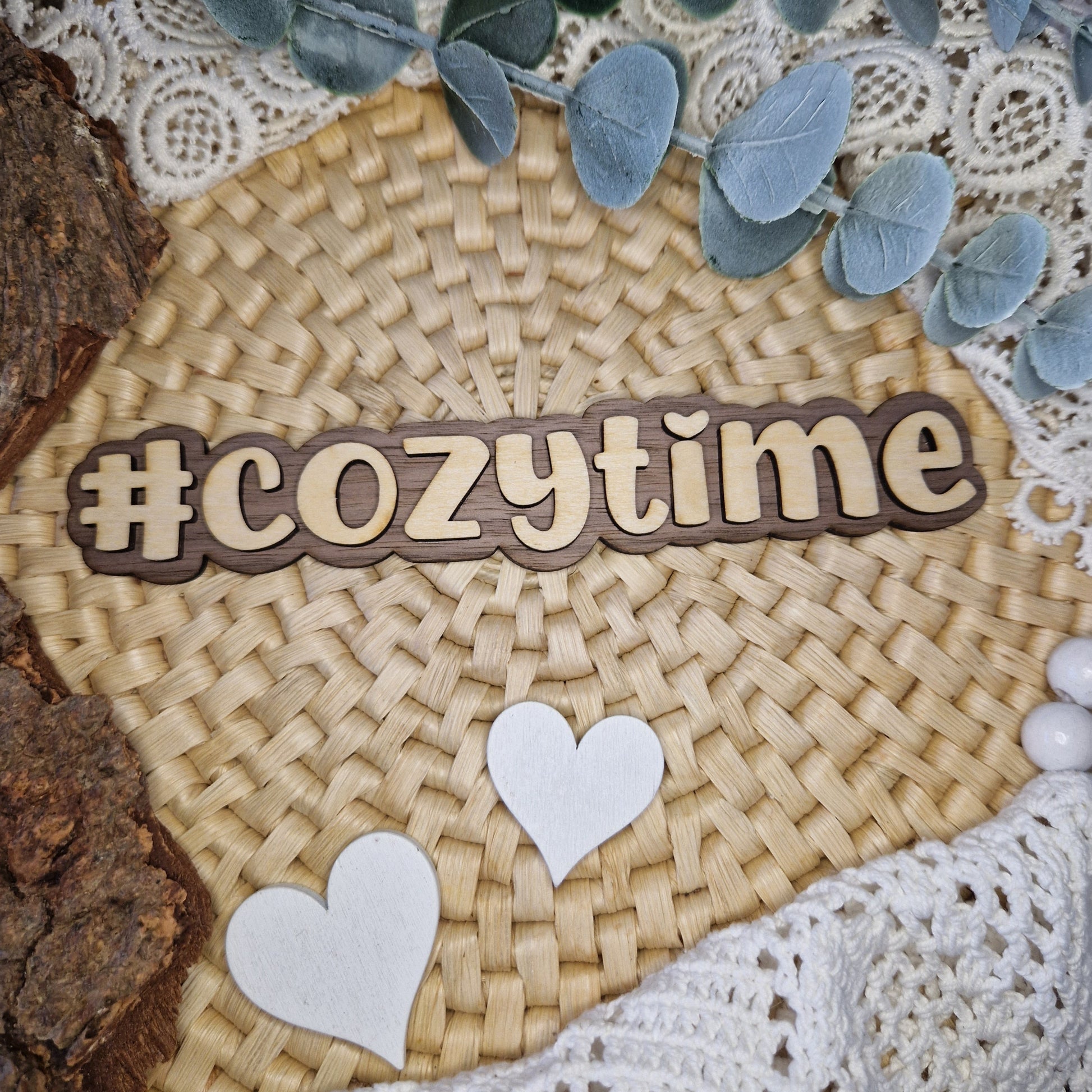 Hygge-Momente in Holz – #COZYTIME
☕ Entdecke den Holz-Hashtag #COZYTIME für deine Wohlfühlmomente. Perfekt für Fotos, Deko und DIY-Projekte rund ums Thema Gemütlichkeit.
Mit 16 x 3 cm ist er handlich und vielseitig einsetzbar – ob bei Kerzenschein, mit einem guten Buch oder einer warmen Decke.
📸 Ideal für Instagram & Co., um dein Hygge-Feeling festzuhalten.